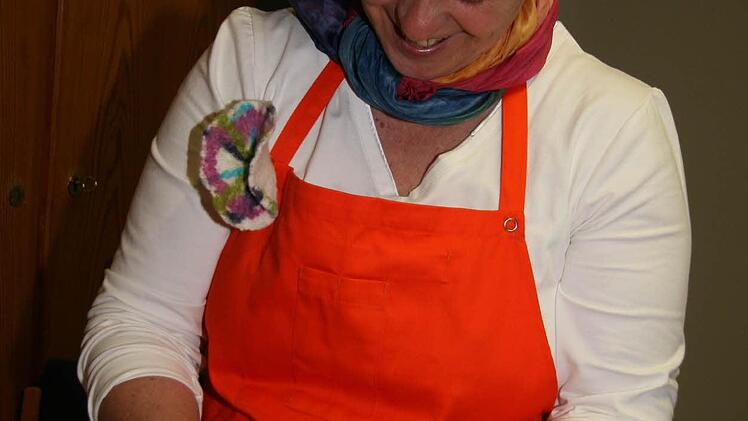 Gabriele Ratz knetet den Filz zu einer Blume. Die 51jährige macht heuer ihren Abschluss an der Hauswirtschaftsschule. Foto: Sonja Adam