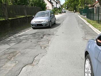 An der geplanten und von den Anwohnern einhellig gewünschten Sanierung der Mangersreuther Straße entzündete sich gestern Abend im Stadtrat eine Grundsatzdebatte. Nach dem Protest einiger Anlieger, die sich nicht an den Kosten beteiligen möchten, wollten die Fraktionen von SPD und Grünen die gesamte Straßenausbaubeitragssatzung abschaffen. Foto: Archiv