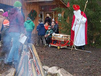 Lagerfeuer und echte Tiere: Das Weihnachtsangebot im Klaushof lockte viele kleine Besucher an. Fotos: Sigismund von Dobschütz