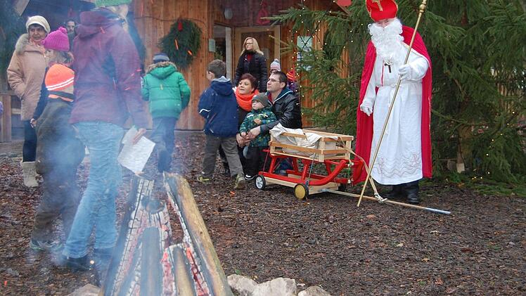 Lagerfeuer und echte Tiere: Das Weihnachtsangebot im Klaushof lockte viele kleine Besucher an. Fotos: Sigismund von Dobschütz