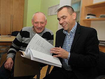 Alexander Wunderlich (rechts) hat gute Neuigkeiten für Ernst Nagengast: Er hat erreicht, dass der herzkranke Metzger eine Rente wegen voller Erwerbsminderung erhält. Nagengast wurde kürzlich als 8000. Mitglied in der VdK-Kreisverband Kulmbach aufgenommen. Foto: Dagmar Besand