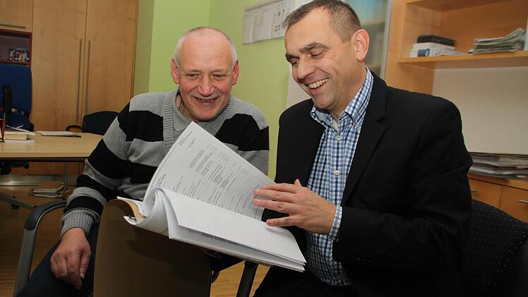 Alexander Wunderlich (rechts) hat gute Neuigkeiten für Ernst Nagengast: Er hat erreicht, dass der herzkranke Metzger eine Rente wegen voller Erwerbsminderung erhält. Nagengast wurde kürzlich als 8000. Mitglied in der VdK-Kreisverband Kulmbach aufgenommen. Foto: Dagmar Besand