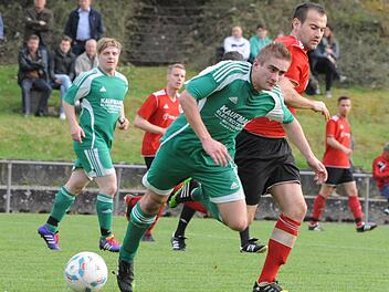 Ins Stolpern gerät der Ramsthaler Alexander Ullrich (links) gegen Nikolai Wolf (FC Fuchsstadt). Foto: Hopf