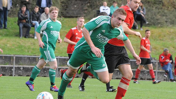 Ins Stolpern gerät der Ramsthaler Alexander Ullrich (links) gegen Nikolai Wolf (FC Fuchsstadt). Foto: Hopf