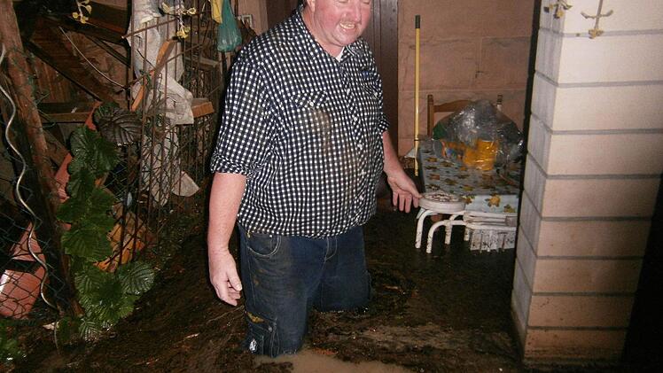 Knietief steht Dietmar Neubauer im Wasser. Foto: Jürgen Gärtner