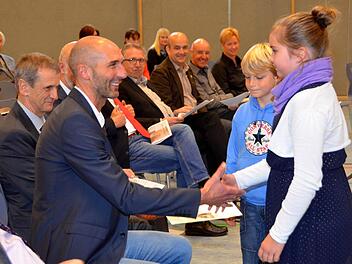 Mit Handschlag begrüßten Andreas Etienne und Laura Beyer (beide 4c) den neuen Schulleiter Karl-Heinz Deublein. Foto: Peter Rauch