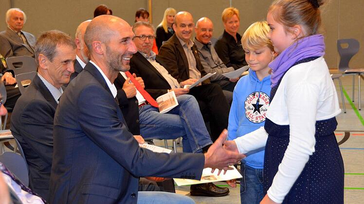 Mit Handschlag begrüßten Andreas Etienne und Laura Beyer (beide 4c) den neuen Schulleiter Karl-Heinz Deublein. Foto: Peter Rauch