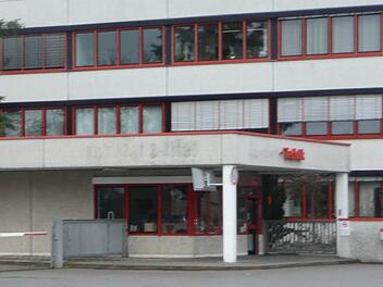 Am Pförtner-Gebäude wurde vergangene Woche der Schriftzug "Scherer & Trier" bereits abmontiert. Nur das Wort "-Technik" blieb stehen. Foto: Popp
