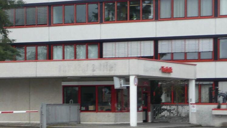 Am Pförtner-Gebäude wurde vergangene Woche der Schriftzug "Scherer & Trier" bereits abmontiert. Nur das Wort "-Technik" blieb stehen. Foto: Popp