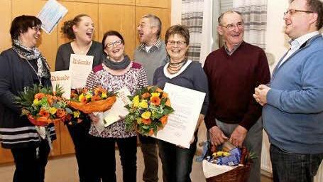 Pfarrer Thomas Ringer (r.) brachte die Jubilare und den ausscheidenden Edmund Brehm zum Lachen. Foto: Johanna Blum