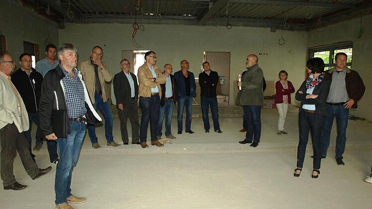 Ortseinsicht des Gemeinderates an der Oerlenbacher Hegler-Halle   Foto: Stefan Geiger