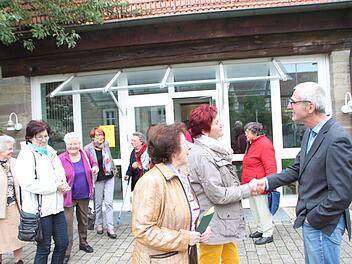 Viele Besucherinnen nutzten die Gelegenheit, mit dem ehemaligen Maßbacher Pfarrer Walter Neunhoeffer einen Plausch zu halten. Neunhoeffer war vor 20 Jahren evangelischer Ortspfarrer, als das Frauenfrühstück ins Leben gerufen wurde. Foto: Heike Beudert