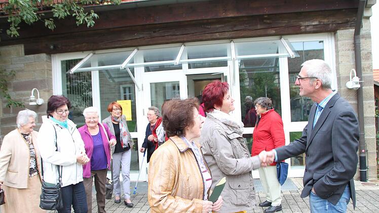 Viele Besucherinnen nutzten die Gelegenheit, mit dem ehemaligen Maßbacher Pfarrer Walter Neunhoeffer einen Plausch zu halten. Neunhoeffer war vor 20 Jahren evangelischer Ortspfarrer, als das Frauenfrühstück ins Leben gerufen wurde. Foto: Heike Beudert