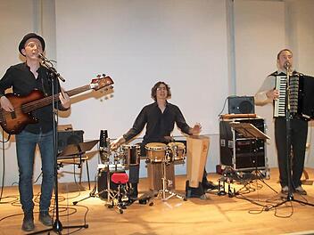 Die "Global Shtetl Band" mit (von links) Markus Milian Müller, Daniel Piccon und Bartek Stanczyk  Foto: GerdaVölk