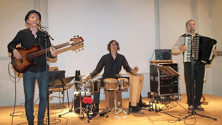 Die "Global Shtetl Band" mit (von links) Markus Milian Müller, Daniel Piccon und Bartek Stanczyk  Foto: GerdaVölk