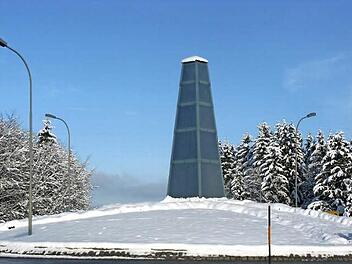 Der Kreisel rund um den Obelisken wird im Zuge der Ortsdurchfahrt entlang der B 85 in Steinbach am Wald mit saniert. Foto: Veronika Schadeck