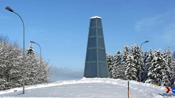 Der Kreisel rund um den Obelisken wird im Zuge der Ortsdurchfahrt entlang der B 85 in Steinbach am Wald mit saniert. Foto: Veronika Schadeck