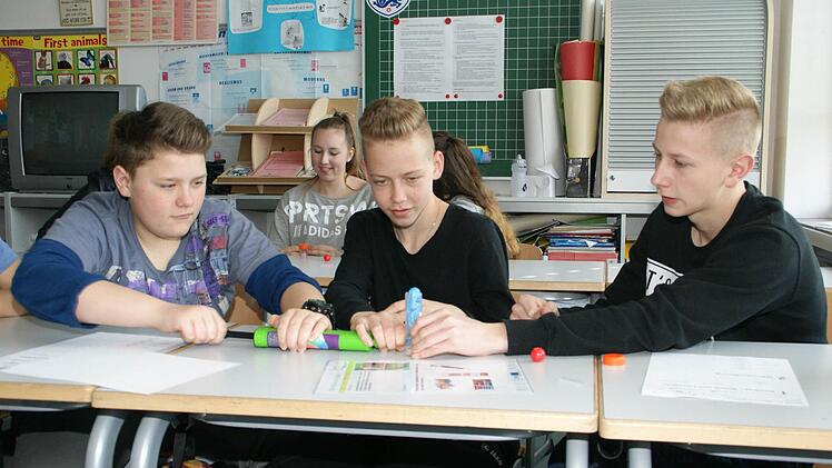 Mit dem künstlichen Muskel experimentieren hier Waldemar, Raphael und Joshua. Foto: Sabine Weinbeer