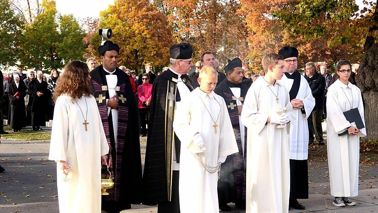 Vor dem Priestergrab von links: Pater Binu James Puthenkunnel, Dekan Kilian Kemmer, Subsidiar Antony James Nangachiveettil, Diakon Georg Paszek  Foto: Johanna Blum