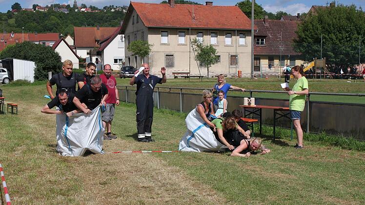 Bereits an der Startlinie ist das Gelächter und Geboller groß.