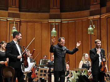 Martin Kerschbaum und die K&K Philharmoniker begeisterten im Max-Littmann-Saal. Foto: Werner Vogel