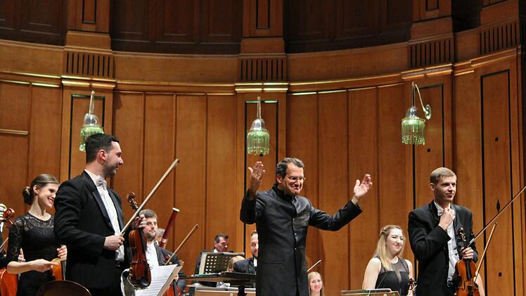 Martin Kerschbaum und die K&K Philharmoniker begeisterten im Max-Littmann-Saal. Foto: Werner Vogel