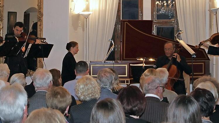 Ein Barockfest wie in alten Zeiten gestalteten die Musiker beim Frühlingskonzert im barocken Spiegelsaal von Schloss Oberschwappach.  Foto: cr