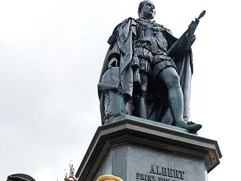 Die Coburger Mitglieder von Verbindungen treffen sich beim Marktfest um 12 Uhr am Albert-Denkmal, um zu singen. Verstärkt wird die Gruppe seit neuestem durch Oberbürgermeister Norbert Tessmer (SPD, links). Er hat sich der Franco-Borussia angeschlossen. Insgesamt aber wird das Grüpplein derer, die sich zum Ständchen verpflichtet fühlen, über die Jahre hinweg immer kleiner. Foto: Simone Bastian
