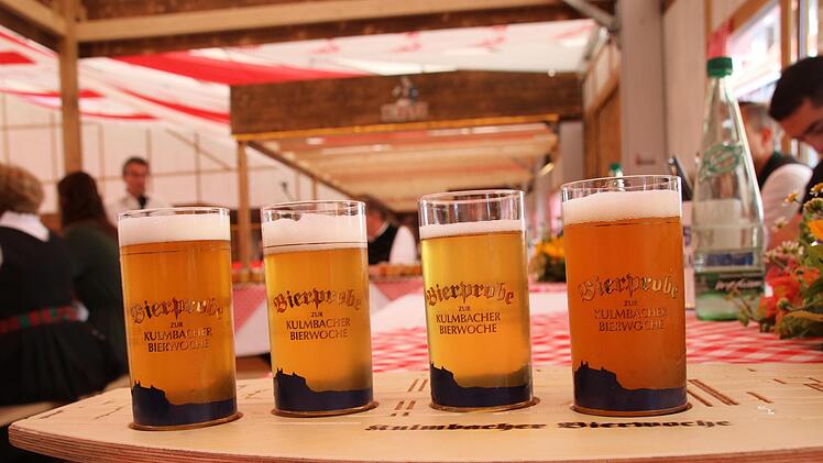 Bierprobe beim Probeanstich: Links das dunklere, kräftige Kulmbacher, rechts das fruchtige Kapuziner Weizen. Am hellsten ist das Möchshof (Zweites Bier von rechts). Das milde Eku hat eine goldgelbe Farbe. Foto: Jürgen Gärtner