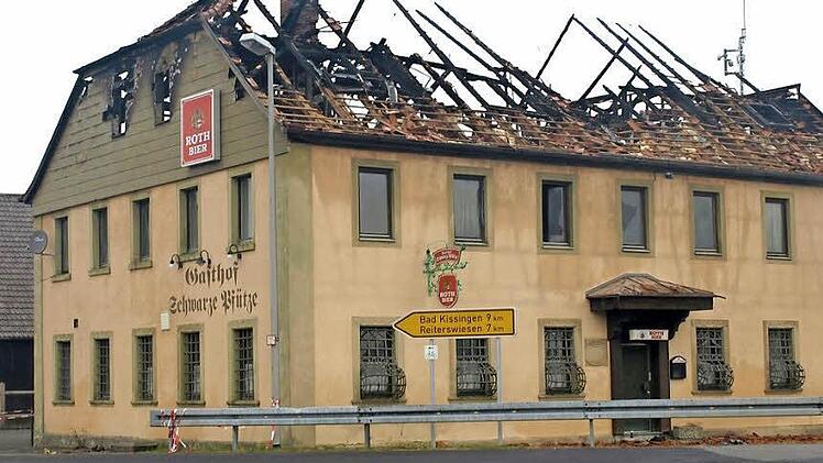 Das Traditions-Gasthaus "Schwarze Pfütze" fiel zum größeren Teil einem Brand am 6. Dezember 2013 zum Opfer. Foto: Stefan Geiger