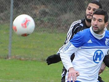 Neun Tore auf dem Konto: Ervin Gergely (rechts) hat seinen Anteil daran, dass es beim Aufsteiger FC 06 Bad Kissingen derzeit keine nennenswerten Probleme gibt. Foto: Hopf
