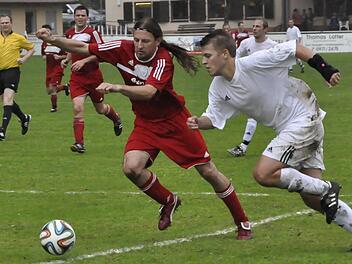 Tempo aufnehmen: Marc Lauter (rechts) von der gastgebenden TSVgg Hausen legt den Ball bei diesem Angriff am Eltingshäuser Andreas Metzler (links) vorbei. Foto: Anja Schmitt