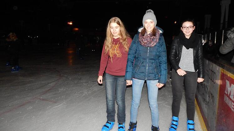 Die vielen jungen Eisläufer hatten beim Après-Ski-Lauf im Höchstadter Eisstadion ihren Spaß. Foto: Mona Lisa Eigenfeld