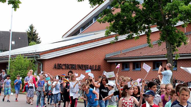 Der Festzug zur Schule