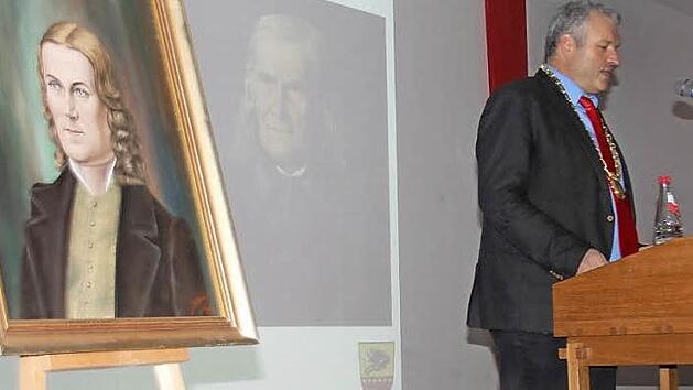 Vor mehreren R&uuml;ckert-Darstellung ging B&uuml;rgermeister Hennemann auf dessen Lebenswerk ein.