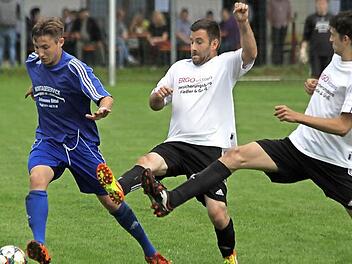 Den kreisligaerfahrenen Christian Städtler (am Ball) brachte der TSV Gosberg auch mit der doppelten Grätsche nicht aus dem Spiel. Tobias Bittner und sein Kollege Michael Derfuss gehen ihn erfolglos an.  Fotos: Uwe Kellner