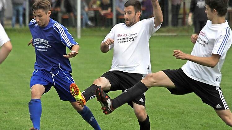 Den kreisligaerfahrenen Christian Städtler (am Ball) brachte der TSV Gosberg auch mit der doppelten Grätsche nicht aus dem Spiel. Tobias Bittner und sein Kollege Michael Derfuss gehen ihn erfolglos an.  Fotos: Uwe Kellner