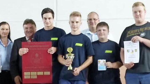 Das Sieger-Team Marktleugast 2. Im Bild (von links) Bürgermeister Franz Uome, Kreisbrandmeisterin Daniela Wagner, Landrat Klaus Peter Söllner, Marcel Bauer, Cedric Fechner, Kreisbrandrat Stefan Härtlein, Pascal Herold, Philipp Kögler und Kommandant Hans Kögler.