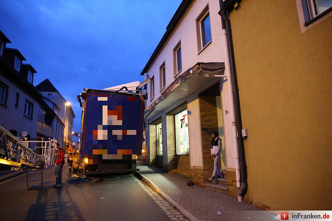 Lkw bleibt in Gefrees an Vordach hängen