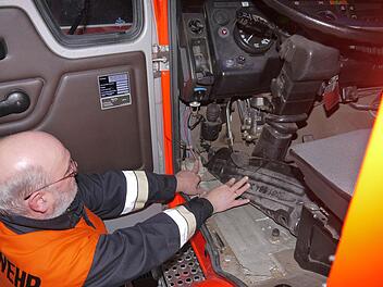 Da kriegt der Fahrer kalte Füße: Günter Schlund weiß genau, wo die maroden Stellen am alten Löschfahrzeug der Weidhäuser Feuerwehr sind. Sehr zur Freude des Kommandanten hat der Gemeinderat 300 000 Euro für die Anschaffung eines neuen LF 20 freigegeben. Foto: Berthold Köhler