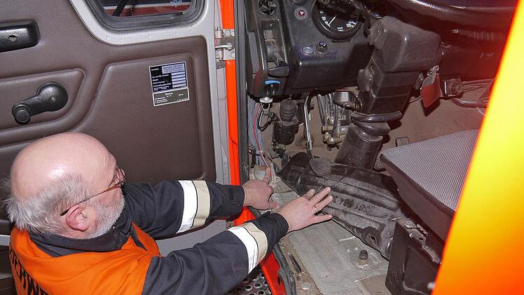 Da kriegt der Fahrer kalte Füße: Günter Schlund weiß genau, wo die maroden Stellen am alten Löschfahrzeug der Weidhäuser Feuerwehr sind. Sehr zur Freude des Kommandanten hat der Gemeinderat 300 000 Euro für die Anschaffung eines neuen LF 20 freigegeben. Foto: Berthold Köhler
