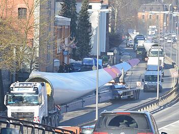 Mit einem 75 Meter langen Schwertransporter wird die Stadtausfahrt im Weichengereuth dann doch etwas eng. Die Polizei stoppte den Gegenverkehr für den Transport der Rotorblätter. Foto: Rainer Lutz