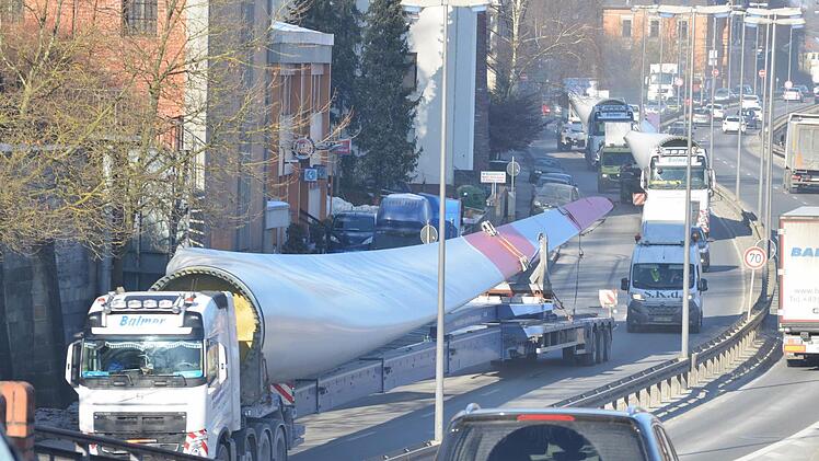 Mit einem 75 Meter langen Schwertransporter wird die Stadtausfahrt im Weichengereuth dann doch etwas eng. Die Polizei stoppte den Gegenverkehr für den Transport der Rotorblätter. Foto: Rainer Lutz