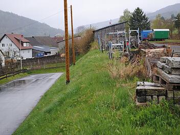 Bald wird der Bahnhofsweg in Riedenberg in seiner jetzigen Form Geschichte sein. Auf dem Gelände entstehen vier Bauplätze. Foto: Evelyn Schneider