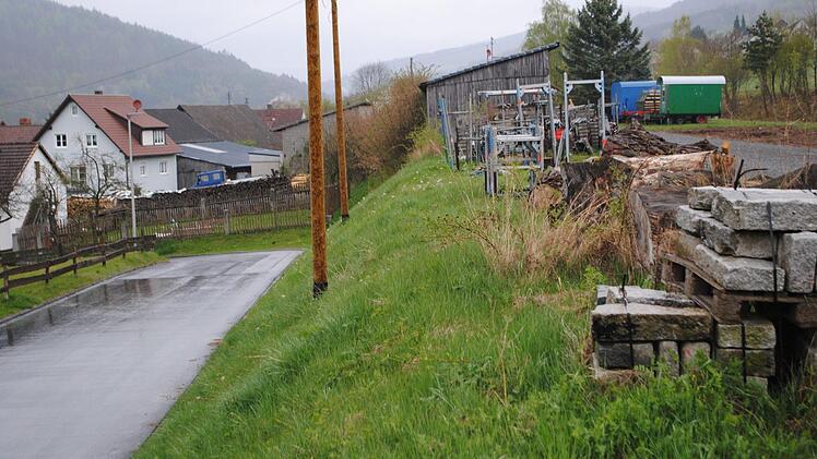 Bald wird der Bahnhofsweg in Riedenberg in seiner jetzigen Form Geschichte sein. Auf dem Gelände entstehen vier Bauplätze. Foto: Evelyn Schneider
