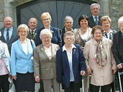Frauen und Männer, die nach 75, 70 und 60 Jahren Jubelkommunion in Nurn feierten. Vorne von rechts Pfarrer Richard Reis sowie die Kronjuwelen-Jubilare Ilse Deuerling, Babett Förtsch und Kunigunde Förtsch