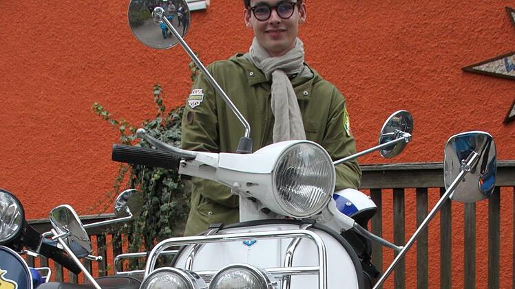 Nico Zech aus Coburg ist ein Mod. Seine Vespa hat er mit vier Spiegeln ausgestattet, seinen Frontgepäckträger mit zwei Lampen.
