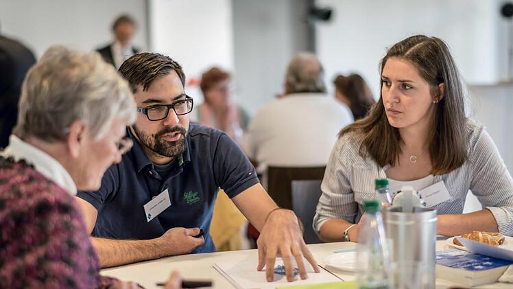 Johannes Jungkunst und Svenja Wagner (r.) diskutieren beim Bürgerdialog. Foto: p.