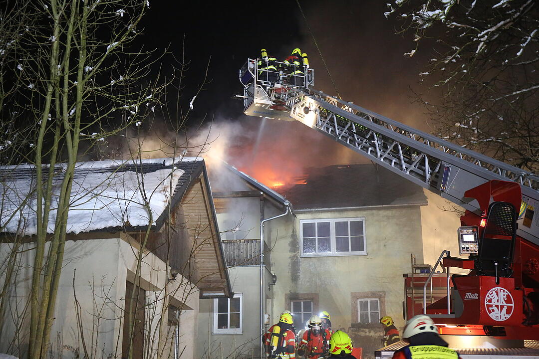 Dachstuhlbrand nahe Helmbrechts in Oberfranken hält Feuerwehr in Atem