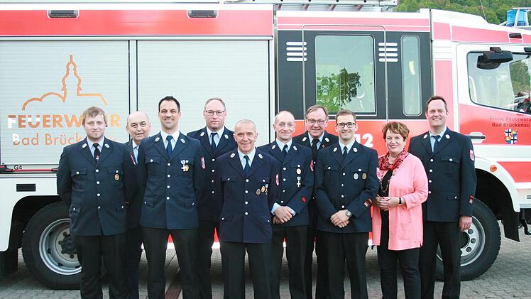 Staatliche Ehrungen beim Florianstag in Bad Brückenau: Kommandant Peter May (von links), stellvertretender Landrat Alfred Schrenk, Andreas Heil, Werner Übelacker, Josef Schneider, Peter Müller, Kreisbrandrat Benno Metz, Kommandant Christian Kötzner, Bürgermeisterin Brigitte Meyerdierks und Kommandant Michael Krug.  Foto: Gabriele Sell